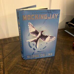 Hunger Games: Mocking Jay Book NEW